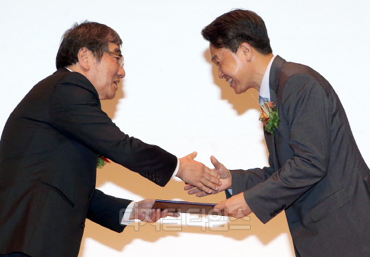 31일 서울시 영등포구 여의도 소재 금융감독원에서 진행된 '제14회 금융공모전'에서 진옥동 신한은행장(오른쪽)이 윤석헌 금융감독원장으로부터 우수상을 수여받고 있다. 신한은행 제공